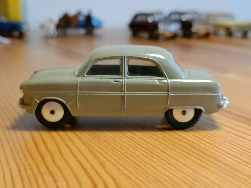 Die - Cast Model of a Military Jeep with Camouflage Paint and Weapon Accessories200 Ford Consul in mushroom