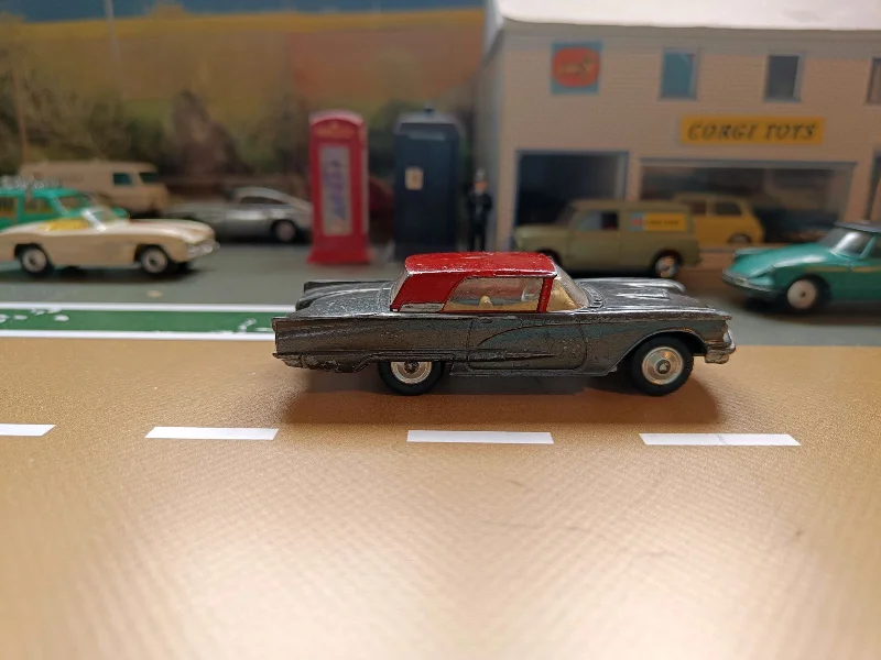 Model Kit of a 1957 Ford Thunderbird for Hobbyists to Assemble and Customize214S Ford Thunderbird