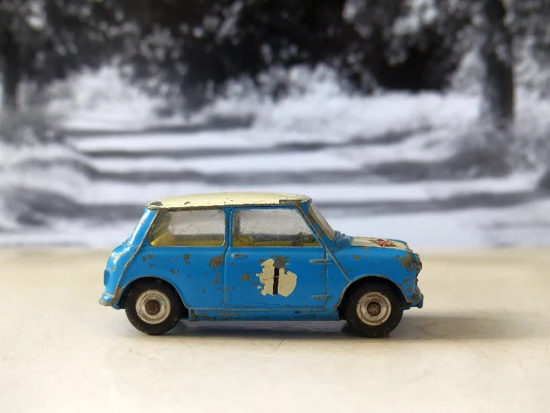 Die - Cast Model of a Military Jeep with Camouflage Paint and Weapon Accessories227 Morris Mini-Cooper in blue / white, scarce version (16)