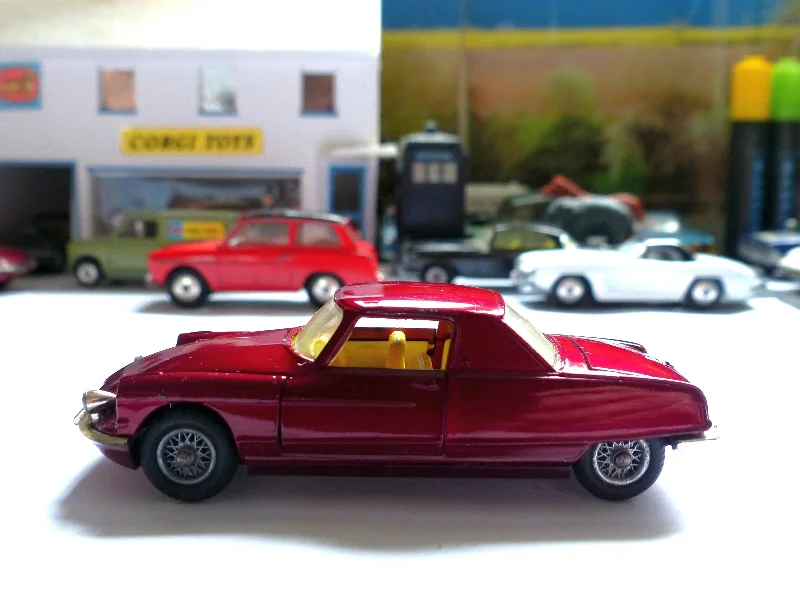 Model Kit of a Vintage Volkswagen Beetle for DIY Customization259 Citroen 'Le Dandy' Coupé in maroon (1)