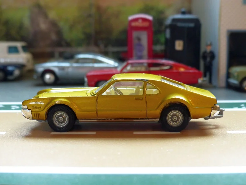 Die - Cast Model of a London Double - Decker Bus with Detailed Interior and Exterior276 Oldsmobile Toronado in amber-gold (2)