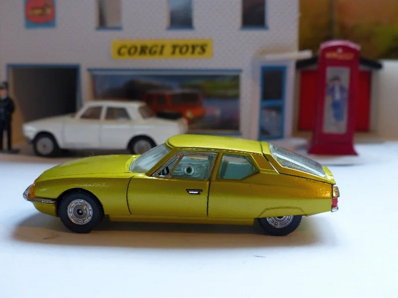 Slot Car Racing Set featuring Formula 1 Cars and a Multilane Track284 Citroen SM in metallic lime-yellow