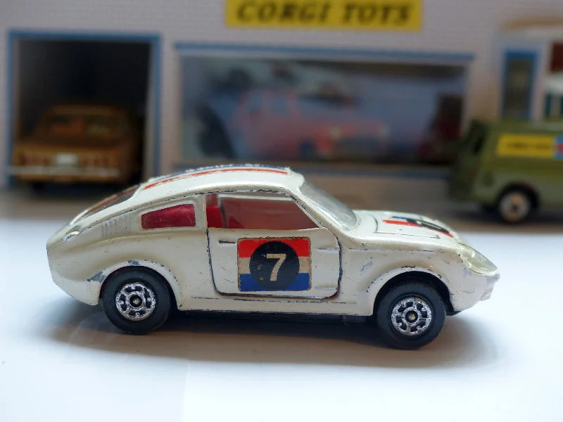 Die - Cast Model of a London Double - Decker Bus with Detailed Interior and Exterior305 Mini Marcos GT850 in white