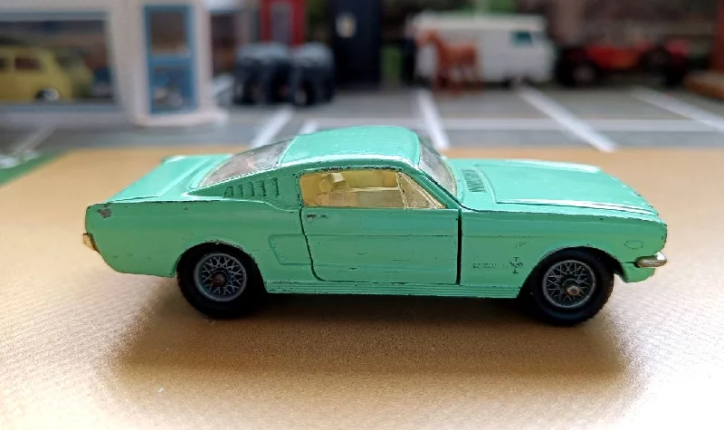 1:24 Scale Die - Cast Model of a Lamborghini Aventador SVJ with Realistic Details320 Ford Mustang in pale green with wire wheels (1)